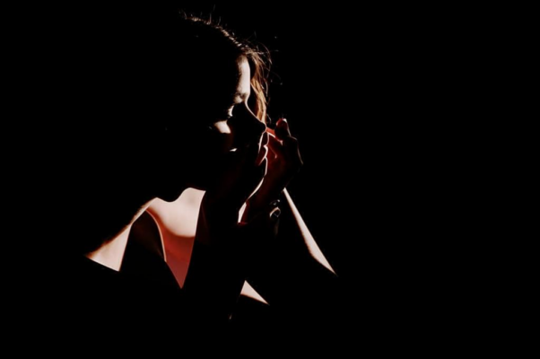 «— И губы мои коснулись твоих рук...»