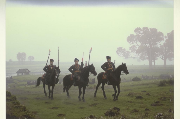 «К тополям плывут белесые туманы...»