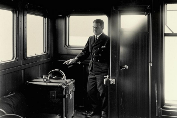 «Носильщик чемоданы внес...»