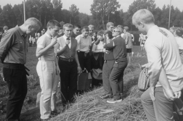 «Симанович-старик за селедкой стоит...»