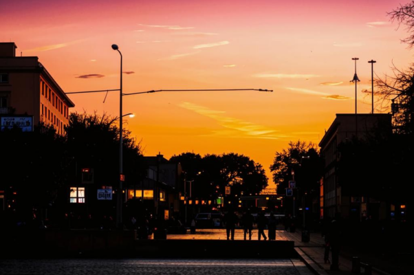 Закат («В стекла оранжевой бронзой ударил закат…»)