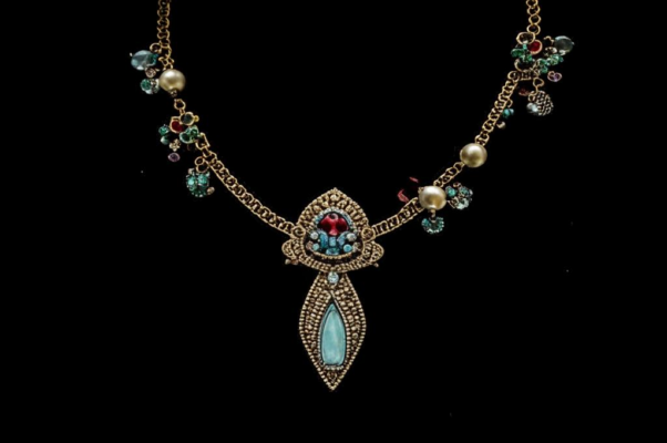 Увертюра («Колье принцессы ― аккорды лиры…»)