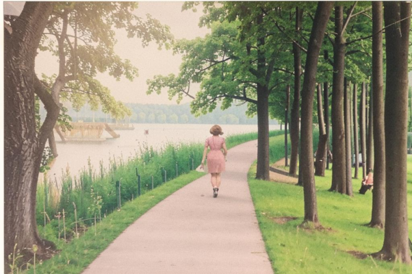 Шатенка в розовом