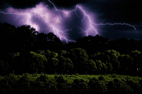 «Как вонзались молнии в глаза!..»