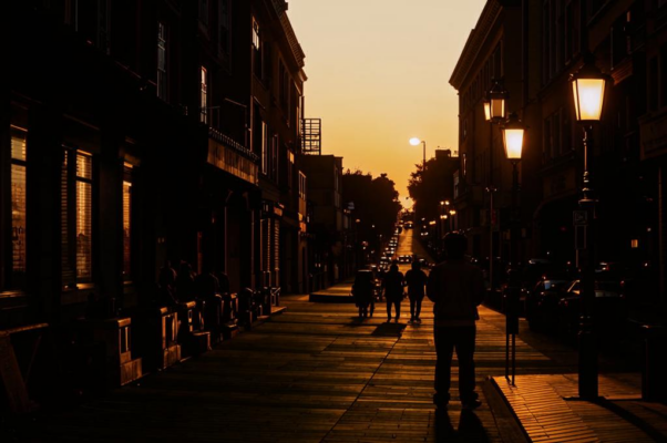 «Нужна ли городу заря?..»