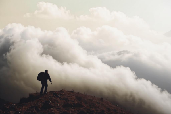 «Поднимаюсь я по холмам крутым...»