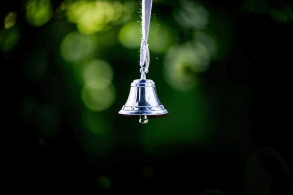 «В небе серебряном звон колокольный...»