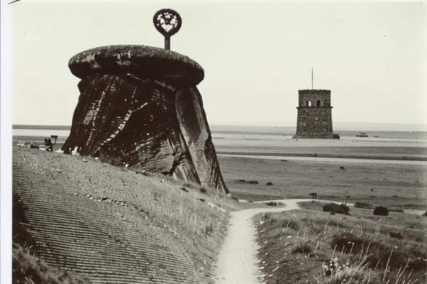 «Красный песок на дорожках...»