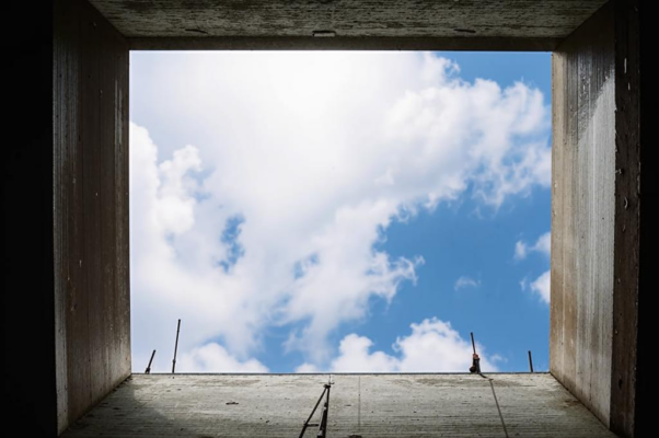 Столб в окне