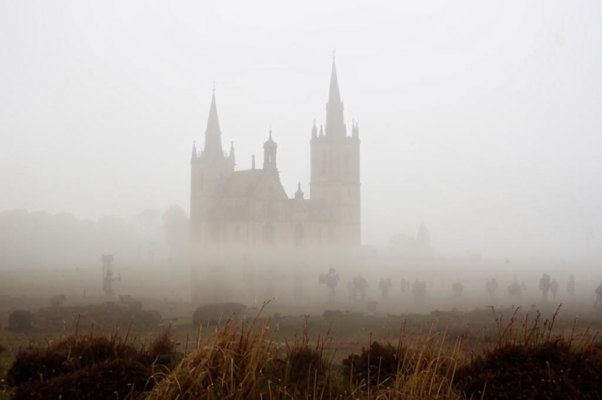 В тумане («Люди в тумане все смутно мелькают и таю…»)