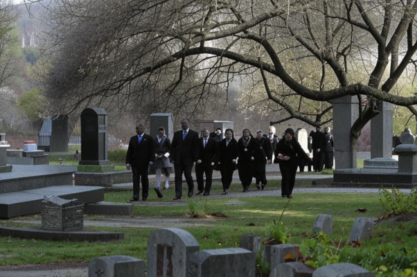 «Народ торжественно хоронит...»