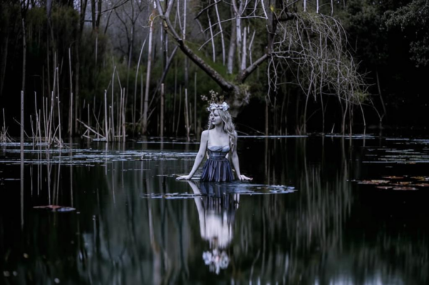 «Озеро Голубое, вода — гобелен, и нет волн и в ливни...»