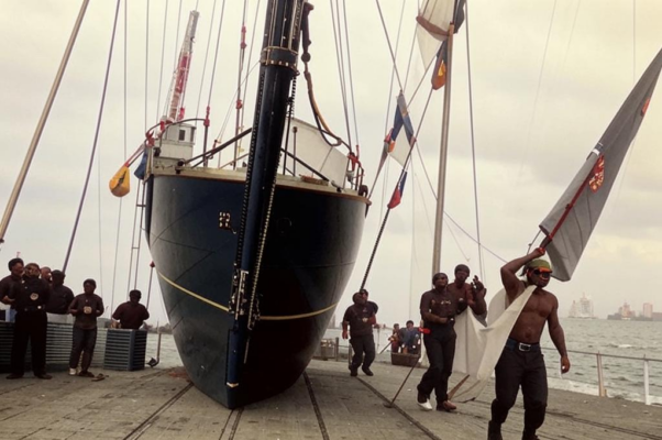 Порт («Порт! / У грузчиков горючи…»)