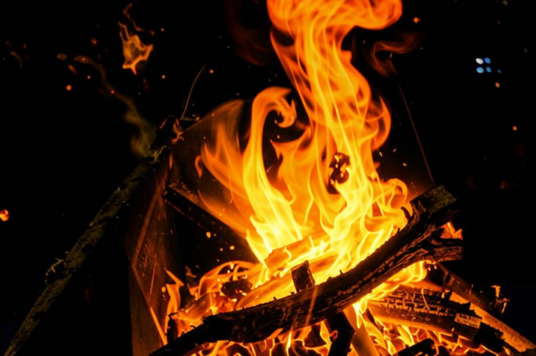 «В крематории — огненные объявленья:...»