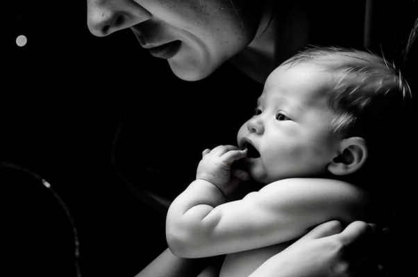 Эпиграмма («Младенец молоко у матери сосет…»)