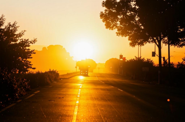 «Утренник лег на дорогу...»