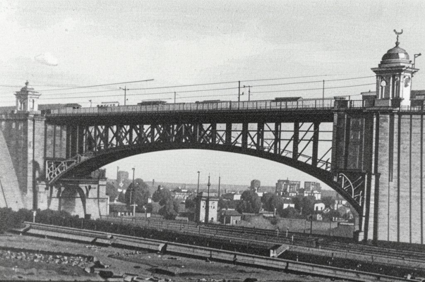 Мост («Мост пробудился над рекой…»)