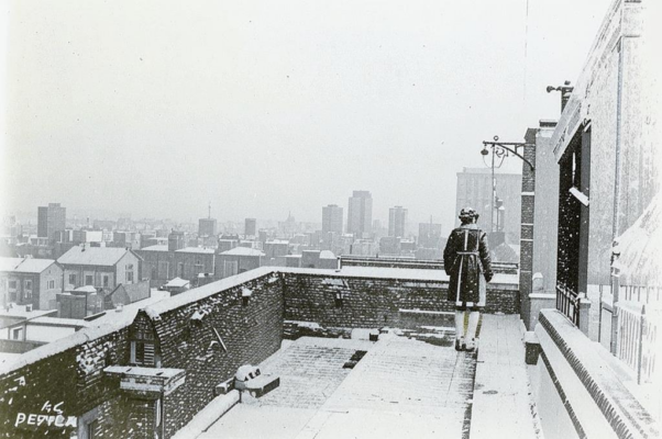 Ночью («Уходят уступами крыши…»)