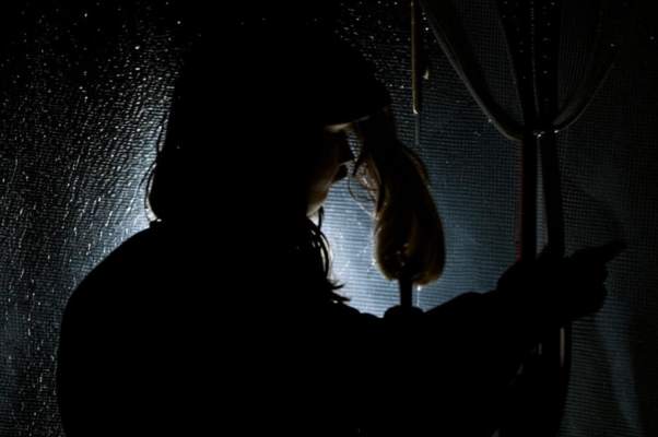 «В толпе людей, в нескромном шуме дня...»