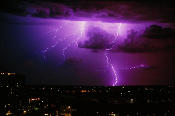 «Не остывшая от зною...»