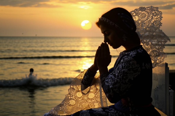 «Восток белел. Ладья катилась...»