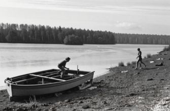 «Глохнет одинокая моторка...»
