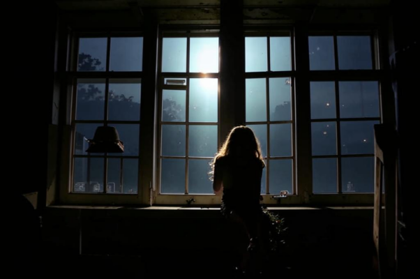 Ночью («Ночь в открытые окна лениво струи…»)