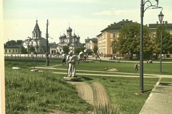 «Пыль на улице. Травою...»