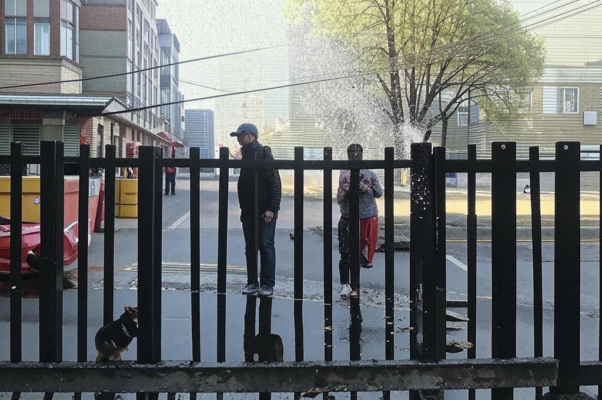 «Апрель режет лужами...»