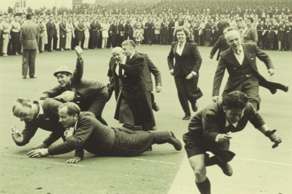 Знак при помощи глаза