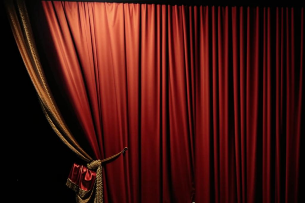 «Скорей подними занавеску...»