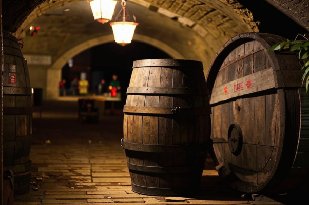 Бочка («У погреба пустых лежало бочек много…»)