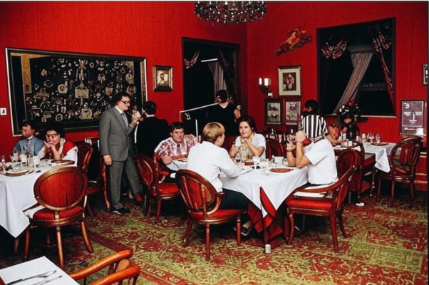 «Ресторан. Ковры. Гардины...»