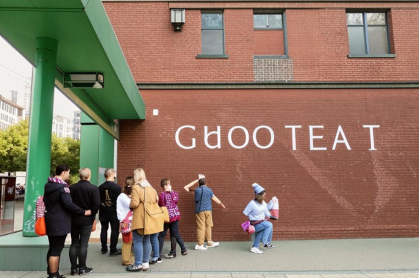 «На стенке дома надпись: «Гастроном»...»