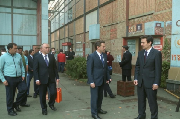 «На стенке завода приказ...»