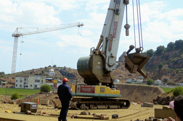 «Работал машинистом портального крана...»