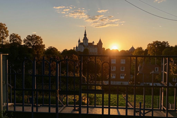 «город озаренный небом замок тридцать солнц сентября...»