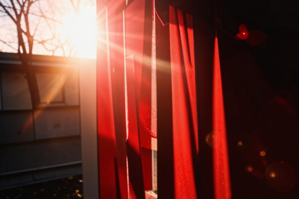 «Раннее солнце за красною шторой...»