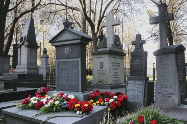 «Был освещен торжественный фасад...»