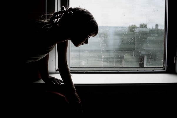 «Цветы раздвинув, с подоконника...»