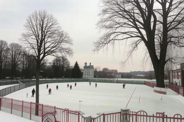«На бывшем пруду монастырском ребячий каток...»