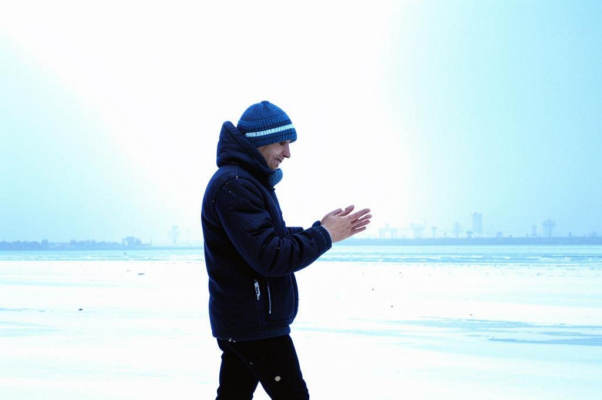 «Он пальцы замерзшие греет...»