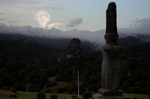 «Старинной каменной скульптурой...»