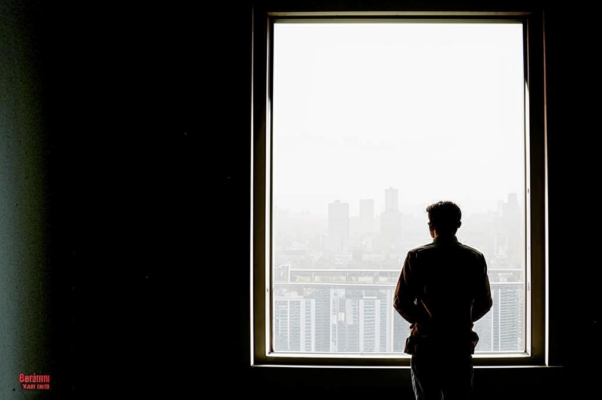 «Он из окна своей квартиры...»