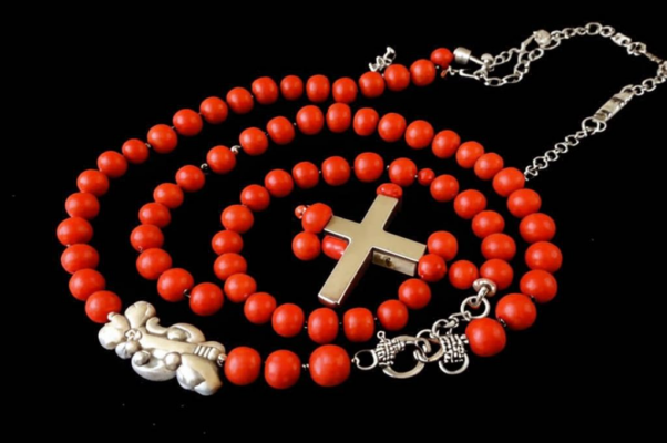 «Пусть как свежая кровь — бусы — алы вы...»