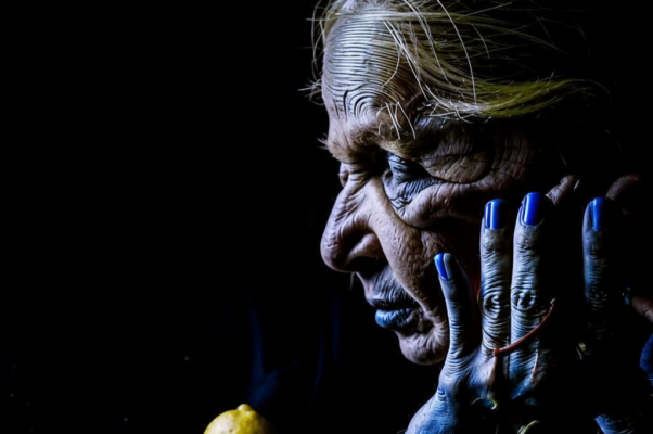 «Худенькие пальцы нижут бисер, –...»