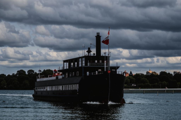 «От тополей, холмов, зубчатых граней...»
