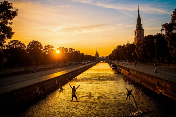 На окраине («Как поднимешься в старый город…»)