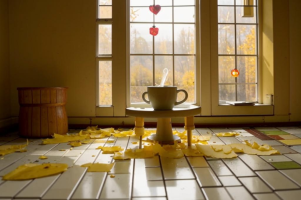 Соблазн («Пол блестит, как желтый мед…»)