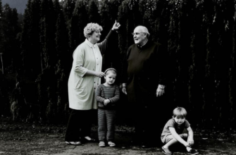 «Перебираю родовой архив. –...»